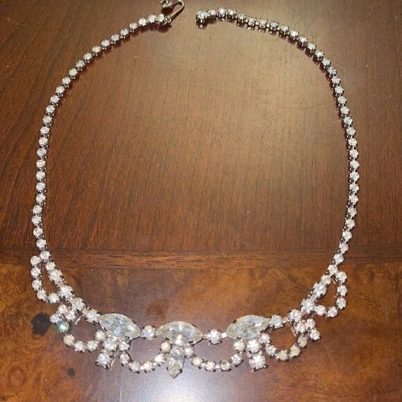 Vintage feston design clear crystal 16” necklace - Picture 3 of 7